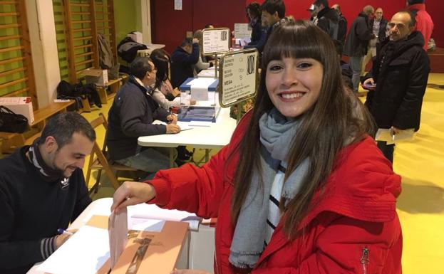 Aitana, en el momento de depositar el voto. 