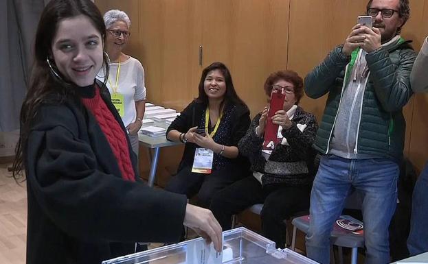 Laura Sancho, la joven de 18 años que ha cedido su voto al expresidente de la Generalitat Carles Puigdemont 