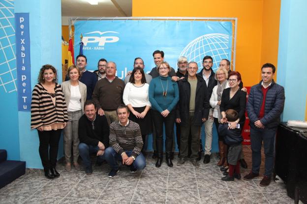 Óscar Antón, al fondo en el centro, junto a integrantes del comité ejecutivo del PP de Xàbia. 