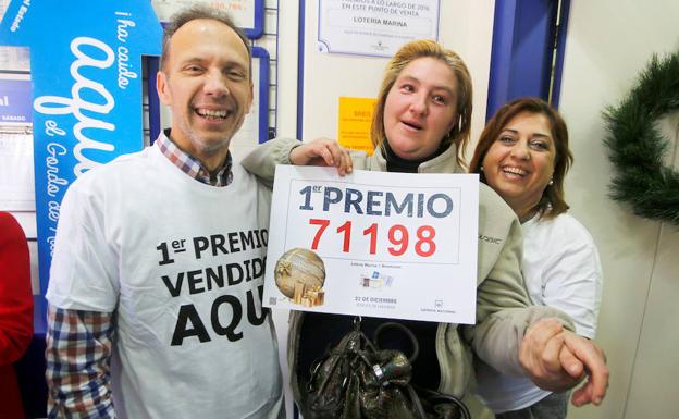 Neringa celebra el premio con los loterros de la administración de Benetússer.