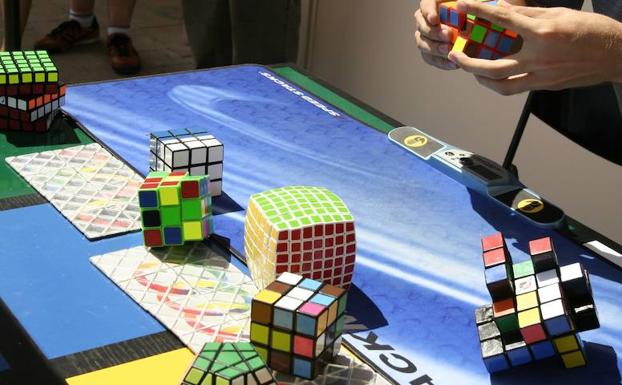 El compañerismo destaca en las competiciones de cubo de Rubik. 