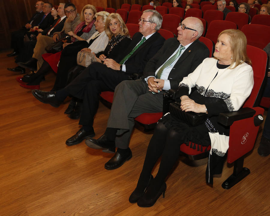 El Ateneo Mercantil de Valencia celebró este viernes su tradicional gala de Navidad, con la que se da el pistoletazo de salida a todos los actos programados por la institución estas fechas. La presidenta del Ateneo, Carmen de Rosa, presentó un balance de las actividades que se han realizado en 2017, y se entregaron diversos premios y distinciones. 