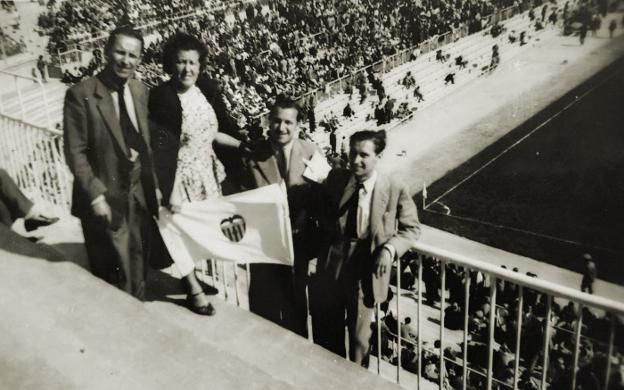 Pepe, junto a sus padres y su hermano Luis en el estadio Bernabéu. 