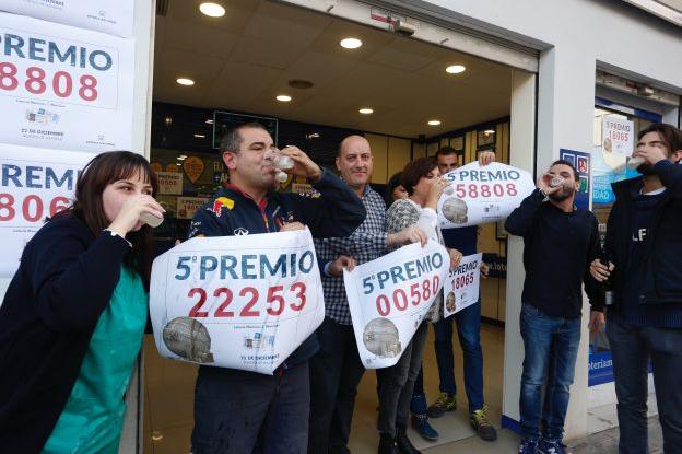 La administración de lotería número 3 de Manises, con sus responsables y los cuatros quintos premios vendidos.