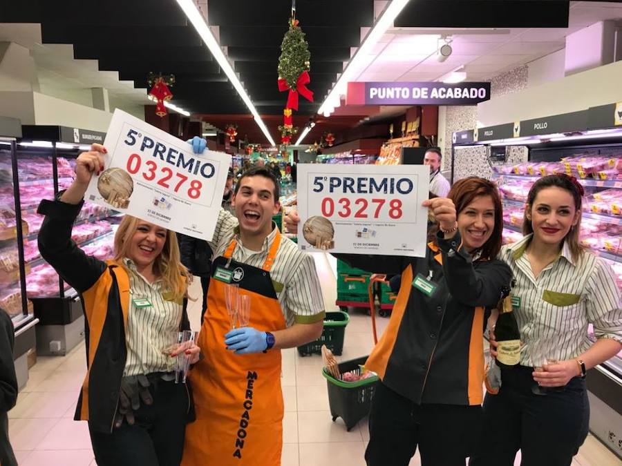 Los trabajadores de Mercadona celebran un quinto premio en la Lotería