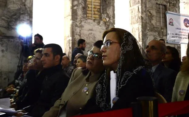 Cristianos iraquíes celebran la misa de Navidad en la iglesia de San Pablo, en Mosul.