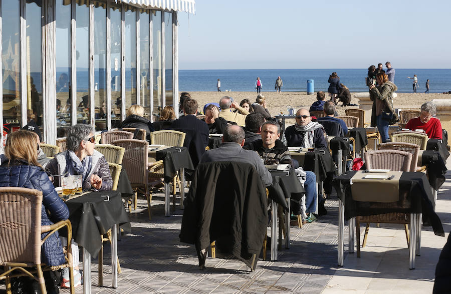 Fotos de bañistas en la playa de la Malvarrosa el día de Navidad