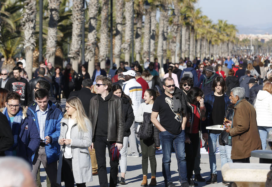 Fotos de bañistas en la playa de la Malvarrosa el día de Navidad