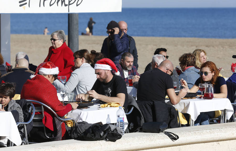 Fotos de bañistas en la playa de la Malvarrosa el día de Navidad