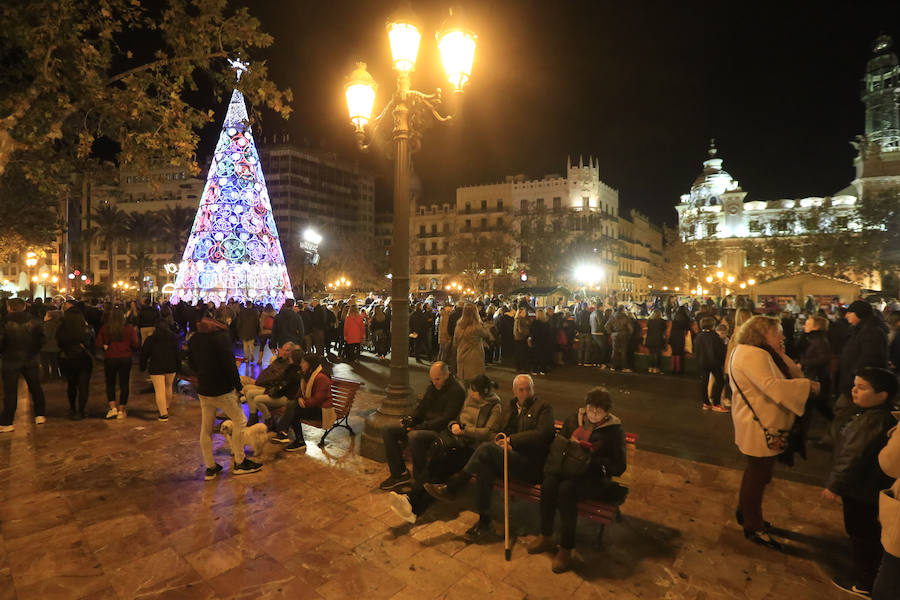 Fotos de la plaza del Ayuntamiento de Valencia cerrada al tráfico por Navidad