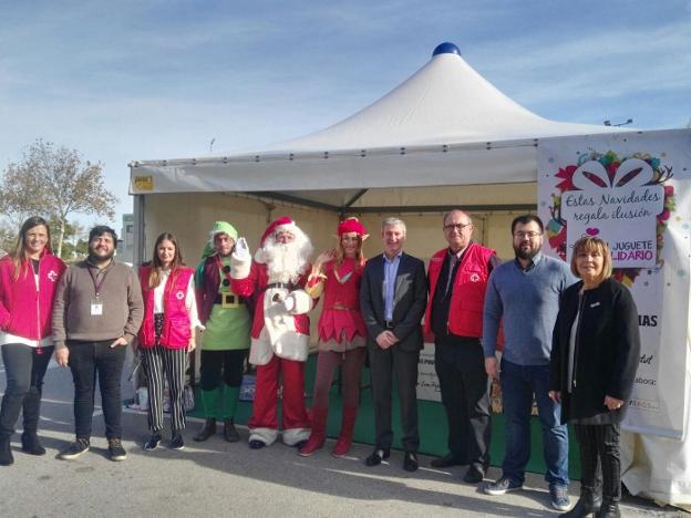 Miembros de Cruz Roja, Zurriaga, dr. comercial de LAS PROVINCIAS, González y Gil, en Myo Gandia. 