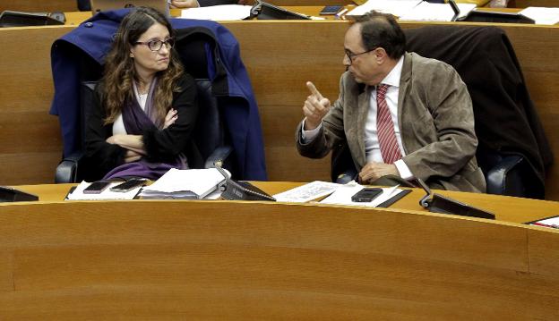 El conseller Vicent Soler se explica ante la vicepresidenta Mónica Oltra, en el pleno de Les Corts. 