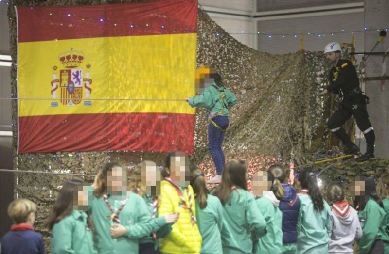 El stand del Ejército, la gran atracción de Expojove. Cientos de niños esperan largas colas para fotografiarse con la bandera de España y el equipamiento militar. Expojove se ha inaugurado este año bajo el lema Nyam! Buena parte de los distintos puestos de las concejalías recreaban huertos, una barraca tradicional o incluso una granja. Como suele ser habitual, las zonas más transitadas son las del Ejército, con representación de la Unidad Militar de Emergencias, el Regimiento de Caballería Lusitania 8 y el Regimiento Número 1 NBQ de Valencia, entre otros. Se han formado largas colas en un puesto que permite a los niños fotografiarse con la bandera de España y equipamiento militar. Al acto de inauguración no ha acudido el alcalde de Valencia, Joan Ribó. La comitiva está presidida por la fallera mayor de Valencia, Rocío Gil, y la fallera mayor infantil, Daniela Gómez, así como por el concejal de Cultura Festiva, Pere Fuset. Tampoco ha acudido ningún concejal de València en Comú y apenas una, Anaïs Menguzzato, del PSPV. La comitiva municipal ha sido recibida en la puerta por un grupo de personas que exigían la desmilitarización de la educación, en protesta por la presencia de las Fuerzas Armadas en la Feria. Ha habido dudas sobre si autorizar o no la presencia del Ejército en Expojove 2017, pero finalmente se autorizó con la condición de que no portaran armas. No están presentes en la feria la Policia Nacional ni la Guardia Civil, que solían recibir muchas visitas en años anteriores. 