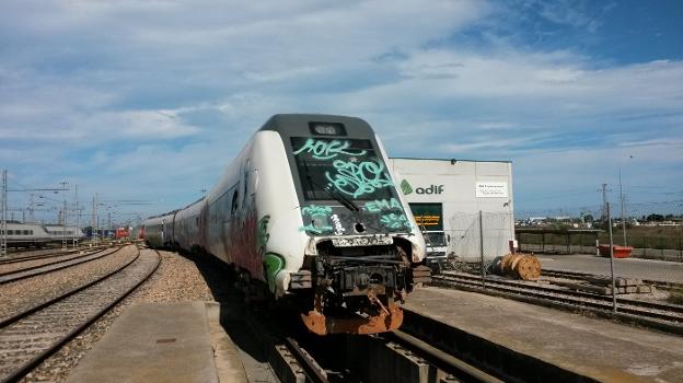 Un tren pintado por grafiteros. 