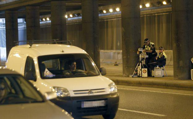 Policía Local de Valencia con un radar de velocidad.