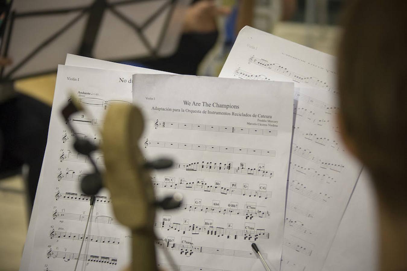 La Orquesta Cateura utiliza los despojos para crear eficaces instrumentos