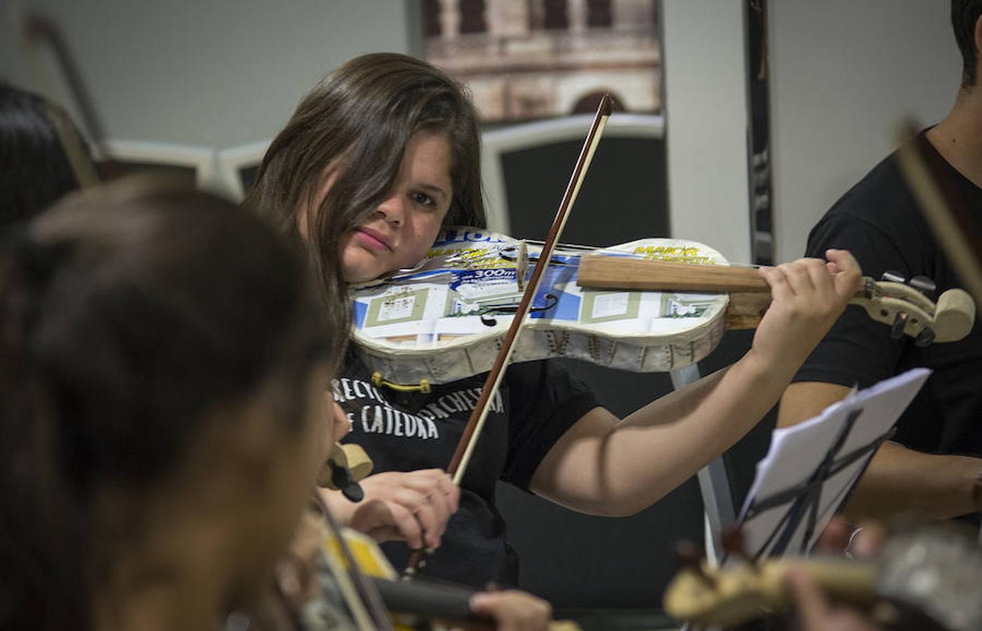 La Orquesta Cateura utiliza los despojos para crear eficaces instrumentos