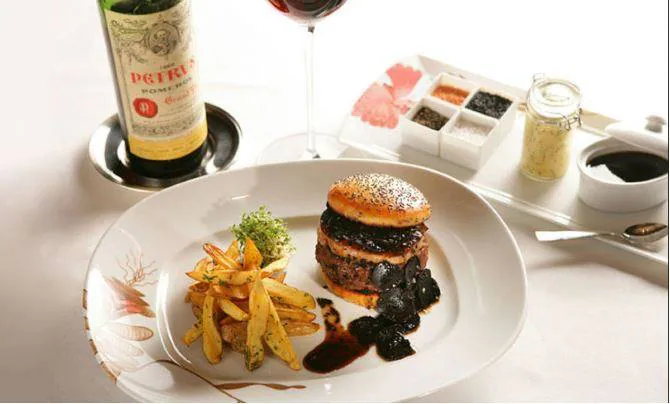 Hamburguesa: El restaurante Fleur del chef francés Hubert Keller, que está situado en el Mandalay Bay Resort and Casino de Las Vegas, tiene una hamburguesa que cuesta 4.450 euros. El pan está acabado en oro, sus ingredientes principales son la trufa negra y el foie gras, se sirve con la cubertería exclusiva de Ichendorf y está maridado con una botella de vino Chateau Petrus 1995 cuyo precio puede alcanzar los 1.000 euros. 