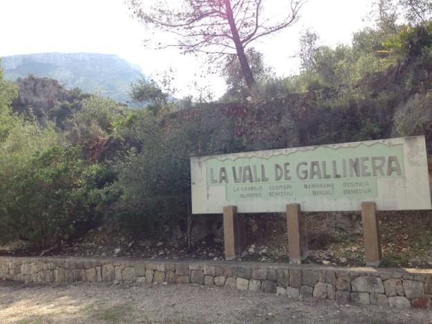 Cartel de bienvenida de la Vall de Gallinera con sus diferentes núcleos urbanos situado en la entrada del valle. 