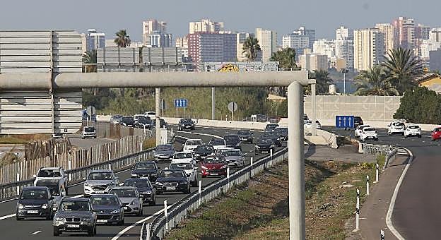 Una retención en el acceso a Valencia por la V-21. 