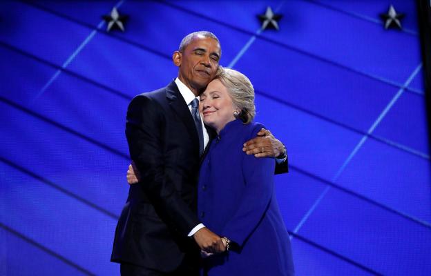 Gesto cariñoso entre Barack y Hillary en la última campaña. 