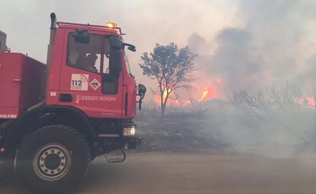 Un bombero herido y masías desalojadas por un incendio descontrolado en Culla