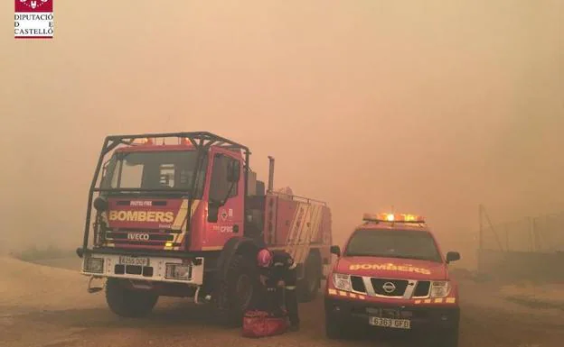 Imagen principal - Un bombero herido y masías desalojadas por un incendio descontrolado en Culla