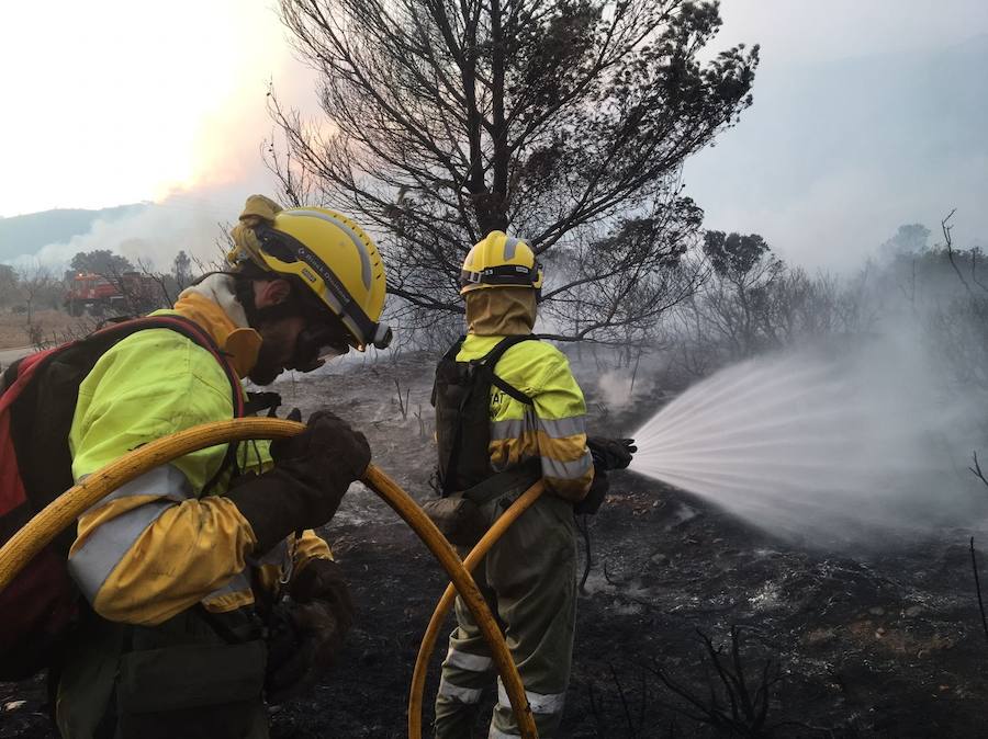 Rachas de viento de 70 km/h, un bomberos herido y masías desalojadas tras el fuego declarado en el término municipal de Culla.