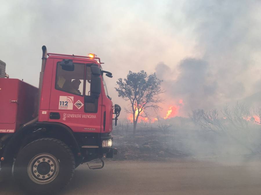 Rachas de viento de 70 km/h, un bomberos herido y masías desalojadas tras el fuego declarado en el término municipal de Culla.