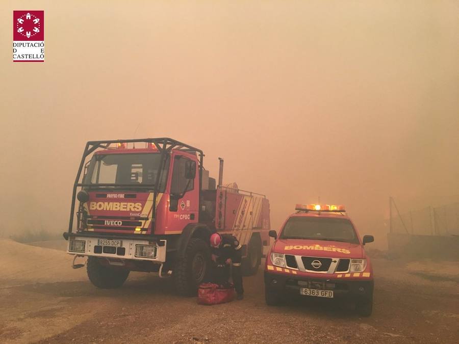 Rachas de viento de 70 km/h, un bomberos herido y masías desalojadas tras el fuego declarado en el término municipal de Culla.