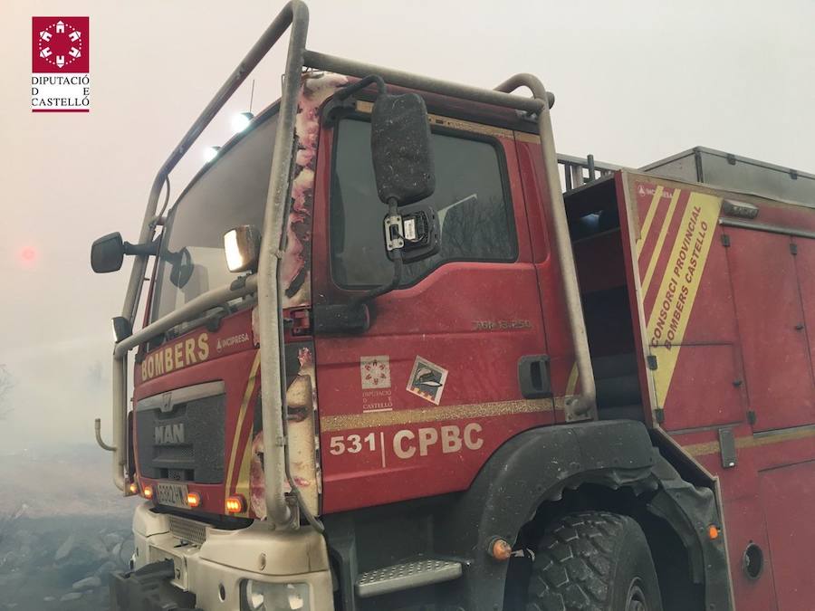 Rachas de viento de 70 km/h, un bomberos herido y masías desalojadas tras el fuego declarado en el término municipal de Culla.