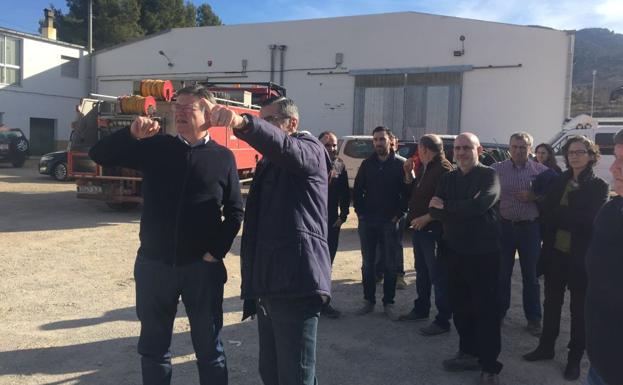 Ximo Puig, en el puesto de mando del incendio de Culla. 