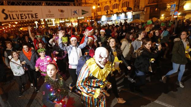 La calle Xàtiva de Valencia se llenó de atletas, la mayoría de ellos con disfraces.