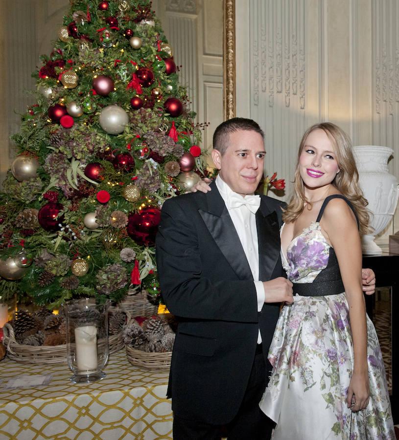 Se acerca la nochevieja, llevamos toda la semana pensando qué ponernos; contamos con más combinaciones que una bonoloto. Ellos tendrán que elegir el color de los calcetines y poco más. Menos mal que nosotras tenemos la ayuda de los diseñadores valencianos.