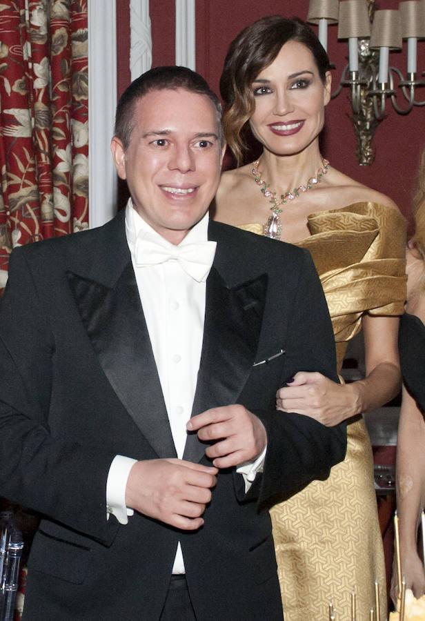 El oro es un color reservado para celebraciones muy especiales y cargadas de simbolismo, “me parece perfecto para recibir el nuevo año”, dice HANNIBAL LAGUNA, que ha elegido a JUNCAL RIVERO para llevar un vestido tan especial. “Juncal es la representación de la maniquí por excelencia, tiene la belleza mediterránea que tanto me gusta y una naturalidad embriagadora. El vestido que luce es una pieza de costura cortada al bies, con escote en capotes asimétricos a modo de flor, y realizado en un brocado geométrico tejido con hilos de seda y oro. El oro es un color reservado para celebraciones muy especiales y cargadas de simbolismo, me parece perfecto para recibir el nuevo año”.