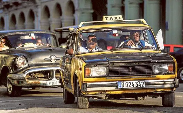 Un taxista conduce un Lada de los años 70 por las calles de la Habana, donde todavía se pueden ver muchos vehículos de este modelo clásico. 