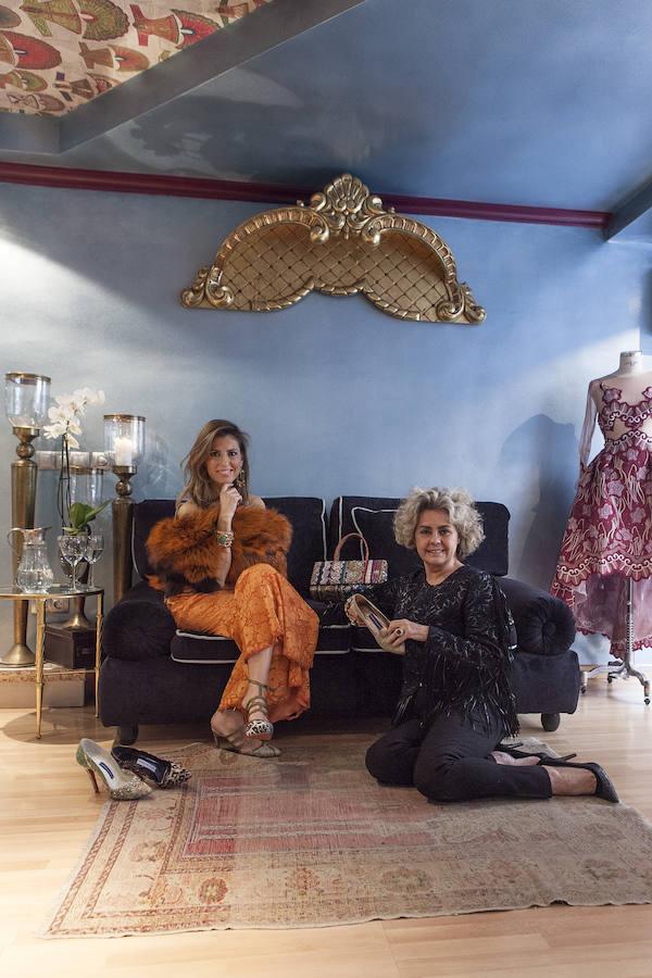 El toque de color para la Nochevieja lo pone MARTA DE DIEGO. “MARÍA COSÍN representa la generación actual de mujer joven y con madurez a la vez, dinámica, preparada y capaz de compaginar el rol de madre y esposa. Cosmopolita y amante de tradiciones”. Para ella, Marta ha elegido un pantalón de encaje de guipur y bordados en color mandarina de línea trompeta con cuerpo de zorro al tono y joyas de inspiración arabesca.