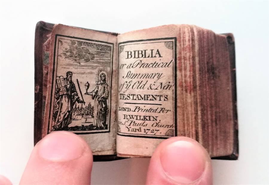 7. La Biblia más pequeña del mundo. Un ejemplar legible e ilustrado de la Biblia, impresa en 1727 en Londres por el autor R.Wilkin, fue vendido en Catawiki por 3.000 euros en abril de este año. Lo que hacía especial a esta pieza eran sus diminutas dimensiones de 4x3 cms que le hicieron valedora del título de la Biblia más pequeña del mundo y en sus 278 mini páginas resumía los pasajes del Antiguo y Nuevo testamento e incluso incluía 14 bellos grabados. Una auténtica reliquia para coleccionistas de este tipo de piezas. 