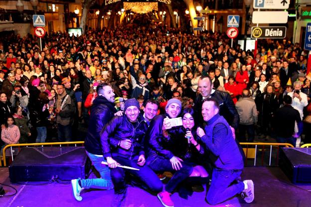 La multitudinaria fiesta de Nochevieja celebrada en el principio de la calle Marqués de Campo con la que Dénia daba la bienvenida al año 2018. 