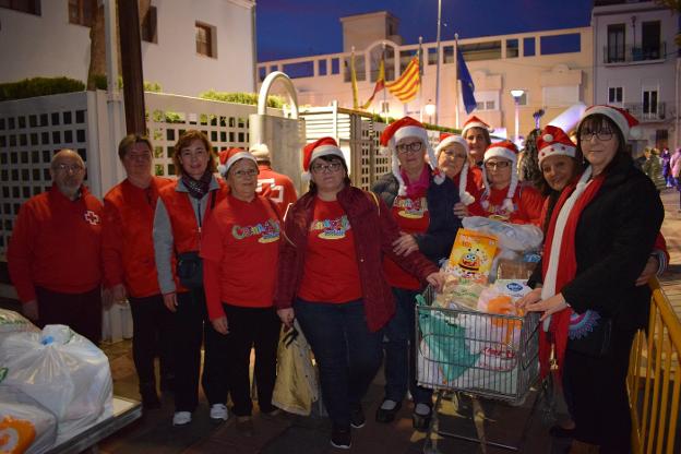 Organizadores con los alimentos recogidos con la carrera. 