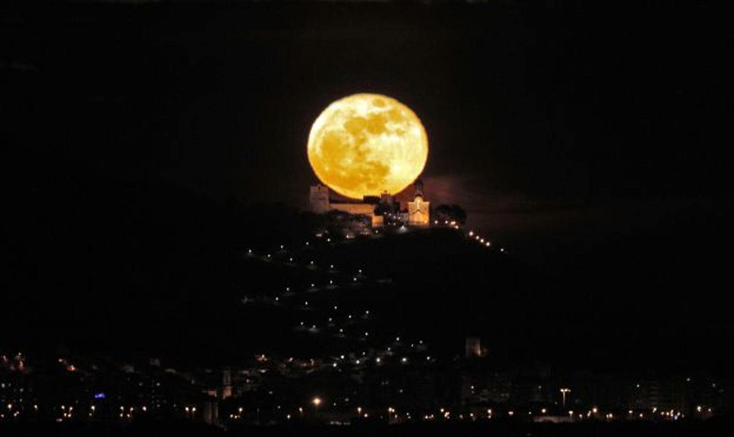 La primera luna llena de 2018 sale tras el castillo de la localidad valenciana de Cullera. La luna se encuentra en el punto de mayor acercamiento a la Tierra: el perigeo. 