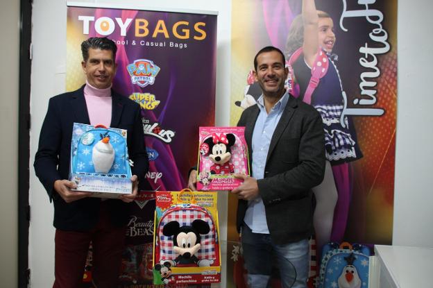 Manolo y Toni Noguera, director comercial y director de Operaciones de ToyBags, con las mochilas juguete interactivas. 