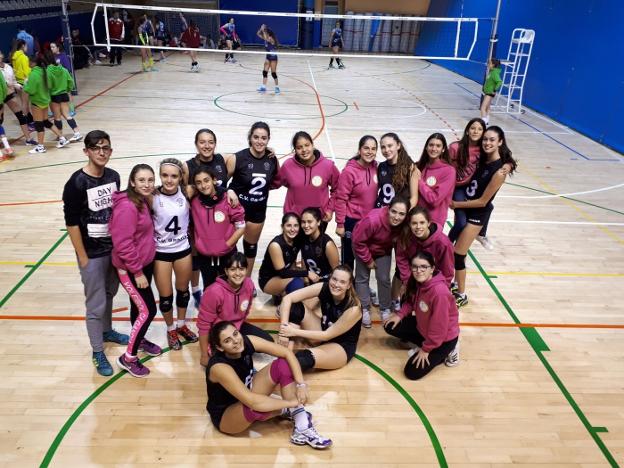 Foto de familia de las integrantes de los equipos del CV Gandia durante su participación en la Copa de España. 