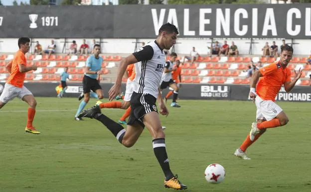 Rafa Mir conduce el balón durante un partido con el Mestalla.