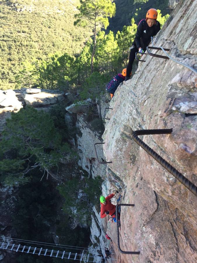 Las vias ferratas (itinerarios horizontales y verticales) de diferente dificultad gozan cada vez de mayores seguidores. Montania Guides organizó a finales de diciembre una actividad en la via ferrata de Andilla. Pronto habrá otras en la Comunitat.