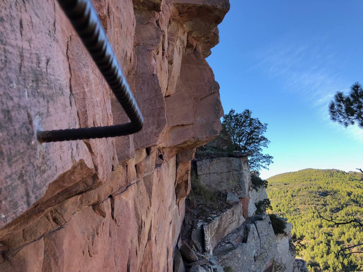 Las vias ferratas (itinerarios horizontales y verticales) de diferente dificultad gozan cada vez de mayores seguidores. Montania Guides organizó a finales de diciembre una actividad en la via ferrata de Andilla. Pronto habrá otras en la Comunitat.