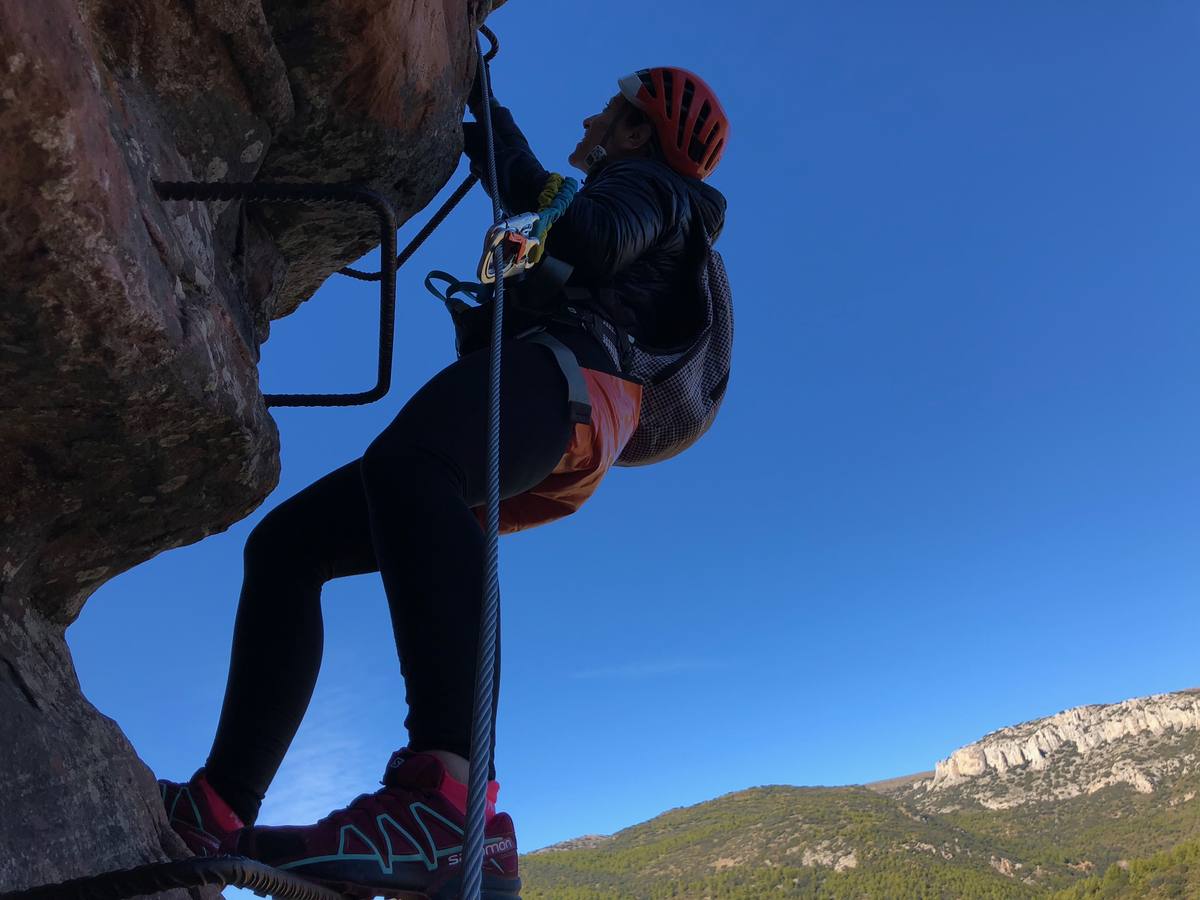 Las vias ferratas (itinerarios horizontales y verticales) de diferente dificultad gozan cada vez de mayores seguidores. Montania Guides organizó a finales de diciembre una actividad en la via ferrata de Andilla. Pronto habrá otras en la Comunitat.