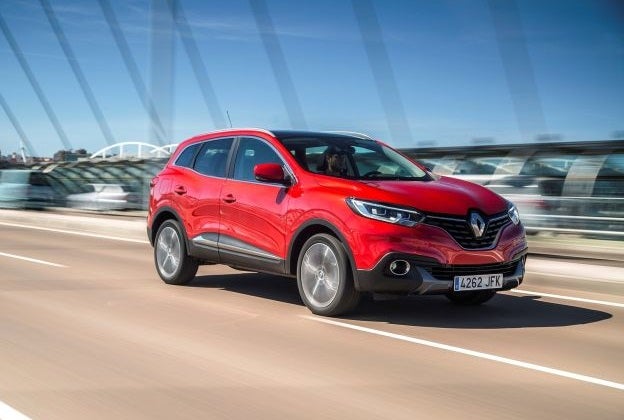 RENAULT KADJAR | No, no nos hemos olvidado del superventas de la marca francesa, ya que, tras el éxito del Captur, la marca ha repetido la fórmula en el sector de los SUV más familiares. El Kadjar se fabrica en la planta de Renault en Palencia –la marca tiene gran cariño a Castilla y León- , junto a su ‘hermano’ el Mégane, y lo cierto es que es un éxito en Europa. En su genética superventas tiene mucho que ver el Nissan Qashqai, ya que las dos marcas, Renault y Nissan, tienen una alianza en tecnología, motores y acciones para reducir el coste de diseño de cada nuevo modelo.