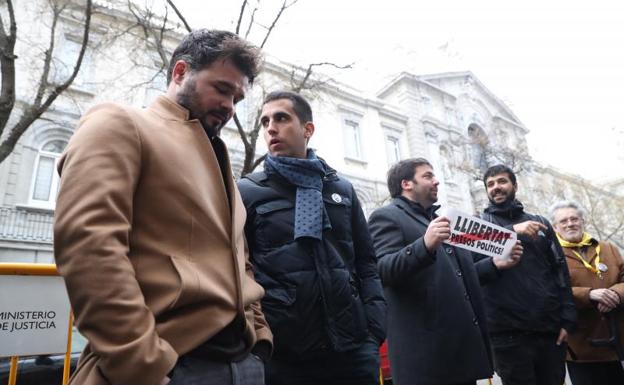 Una delegación de ERC se concentra frente a las puertas del Tribunal Supremo.