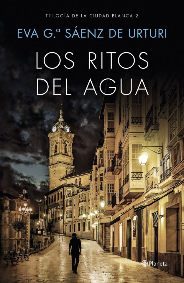 'LOS RITOS DEL AGUA' de Eva Gª. Saenz de Urturi (Ficción 2) | Ana Belén Liaño, la primera novia de Kraken, aparece asesinada. La mujer estaba embarazada y fue ejecutada según un ritual de hace 2600 años: quemada, colgada y sumergida en un caldero de la Edad del Bronce. En 1992, Unai y sus tres mejores amigos trabajan en la reconstrucción de un poblado cántabro. Allí conocen a una enigmática dibujante de cómics, a la que los cuatro consideran su primer amor. En 2016, Kraken debe detener a un asesino que imita los Ritos del Agua en lugares sagrados del País Vasco y Cantabria cuyas víctimas son personas que esperan un hijo.